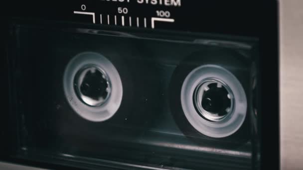 Audiokazeta se otáčí ve starém magnetofonu — Stock video