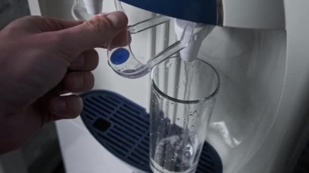 清澈的水正在从水冷却器中倒入玻璃杯 — 图库视频影像