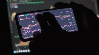 Akıllı Telefona Dokunan Adam Ekranı, Dijital Değişim Verilerine Göz at