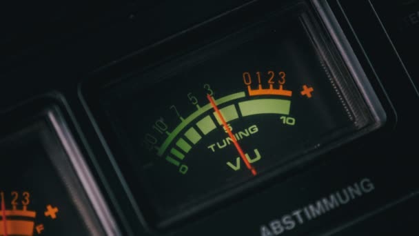 Freccia VU metro su nastro registratore, Indicatore analogico Vintage — Video Stock