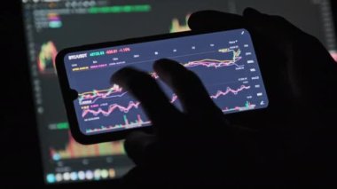 Akıllı Telefon Ekranında Yatırımcı Bitcoin Çizelgesini Denetliyor