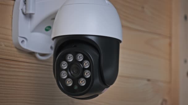 Beveiligingscamera Surveillance draait op houten achtergrond — Stockvideo