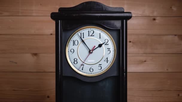 Včasná doba Full Turn of Time Hands ve 2: 00 nebo PM na Vintage Clock — Stock video