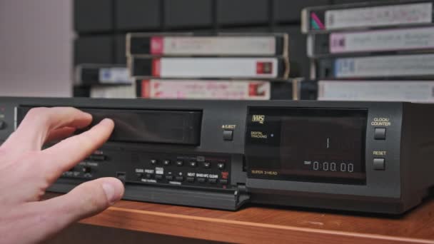 VHS-Kassette in Videorekorder einlegen und Play-Taste drücken — Stockvideo