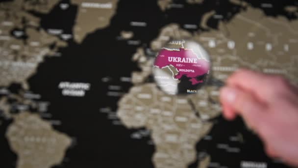 Büyüteç Altında Dünya Haritasında Ukrayna — Stok video