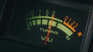 Teyp Kaydı ve Vintage Analog Göstergesinde Ok VU Ölçer