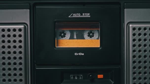 Cassete de áudio amarelo vintage tocando no convés de um gravador de fita antiga — Vídeo de Stock