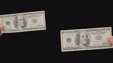 Alpha Channel ile Erkek Ellerinde 100 Dolarlık İki Banknota