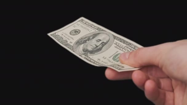 100 US-Dollar in Männerhand mit Alpha-Kanal — Stockvideo