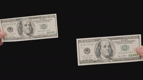 Dos billetes de 100 dólares en manos masculinas con canal alfa — Vídeo de stock