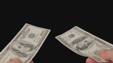 Alfa Kanalı ile Erkek Ellerinde Dolarlar