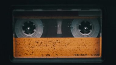 Klasik Sarı Ses Kaseti Eski Bir Teybin Güvertesinde Çalıyor