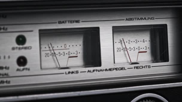 Zwei analoge VU-Meter auf silberfarbenem Tonbandgerät, Pfeil-Indikatoren — Stockvideo