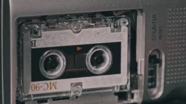 Teypteki kaset çalar ve döndürür.