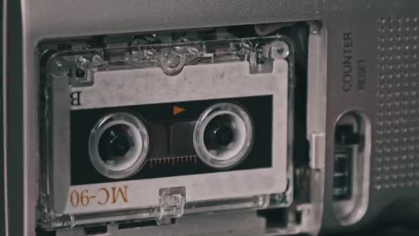 Audio-Kassette im Tonbandgerät spielt und dreht sich — Stockvideo