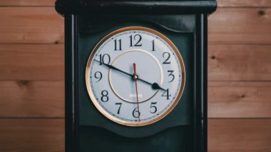 Klasik Saat Oku Saat 16: 00 ya da AM, Tam Dönüşlü Zaman Elleri, Zaman Çizelgesi