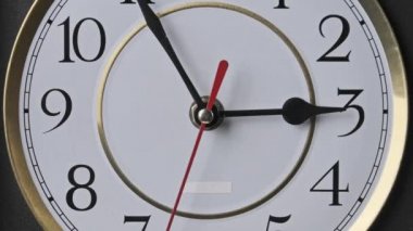 Beyaz Dairesel Çevirmede İkinci El ile Klasik Duvar Saati