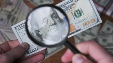 Arkaplanda Büyüteç Altında Bir Yüz Dolarlık Teftiş