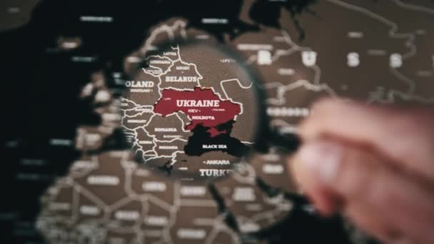 Oekraïne op de wereldkaart onder vergrootglas — Stockvideo