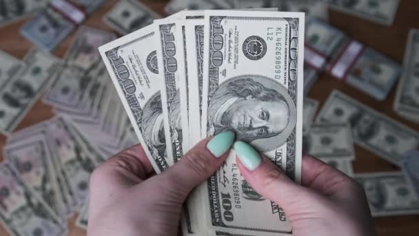 Dollars in vrouwenhanden op de achtergrond van tafel met geld — Stockvideo