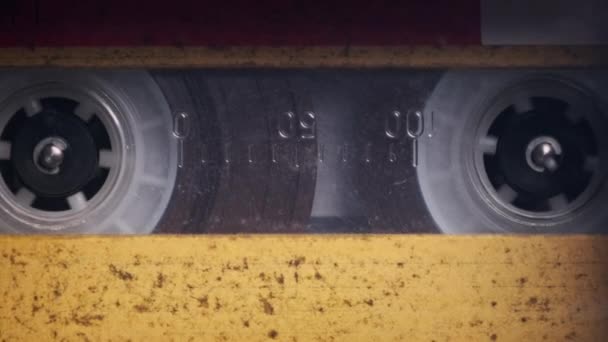 Cassete de áudio amarelo vintage tocando no convés de um gravador de fita antiga — Vídeo de Stock