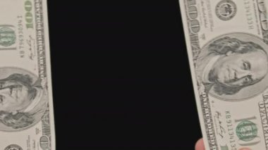 Alpha Channel ile Erkek Ellerinde 100 Dolarlık İki Banknota