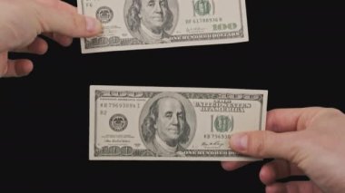 Alpha Channel ile Erkek Ellerinde 100 Dolarlık İki Banknota
