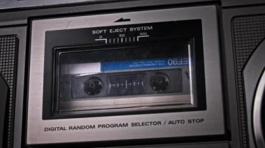 Ses Kaseti Eski Bir Teybin Güvertesinde Döner