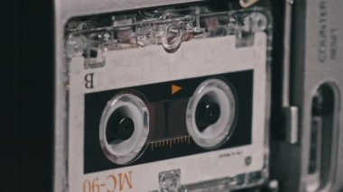 Teypteki kaset çalar ve döndürür.