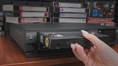 VHS Kaseti VCR 'a ekle ve Oynat düğmesine bas