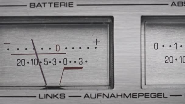 Två analoga VU-mätare på silverfärgad bandspelare, pilindikatorer — Stockvideo