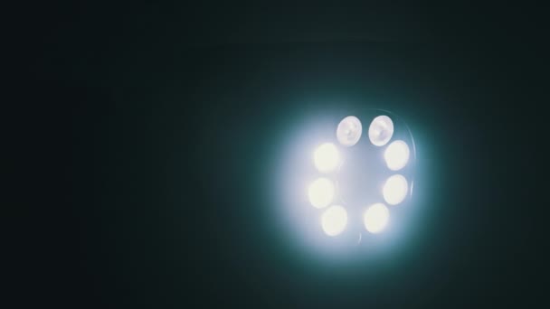 Câmera de CCTV com luz LED brilhante girada gira à noite — Vídeo de Stock