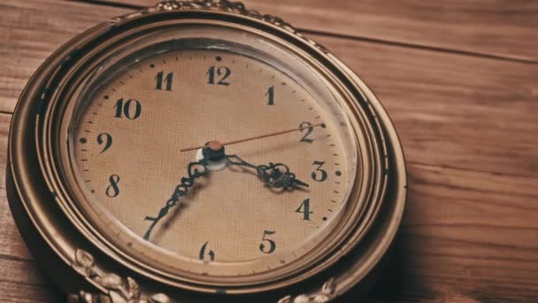 Antiguo reloj de pared retro con movimiento de segunda mano sobre fondo de madera — Vídeo de stock