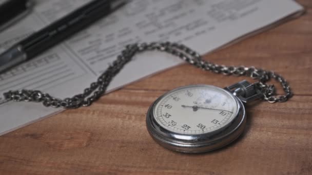 Chronomètre antique repose sur un bureau en bois avec de vieux documents et compte secondes — Video
