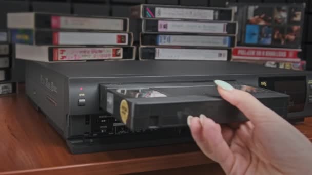 VHS Kaseti VCR 'a ekle ve Oynat düğmesine bas — Stok video