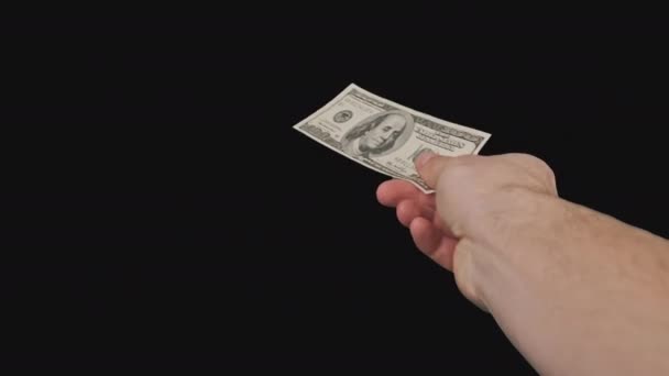100 amerických dolarů v mužské ruce s alfa kanálem — Stock video