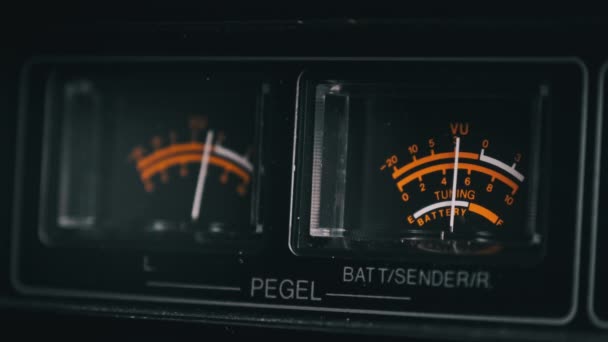 Analoge VU-Messgeräte auf schwarzem Stereo-Tonbandgerät, Pfeil-Indikatoren — Stockvideo