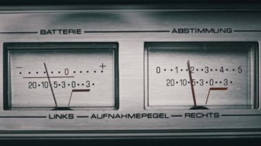 Gümüş renkli teyp kaydedicisinde iki analog VU ölçer, ok göstergeleri