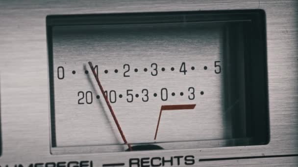 Medidor VU analógico en grabadora de cinta de color plata, indicador de flecha — Vídeos de Stock