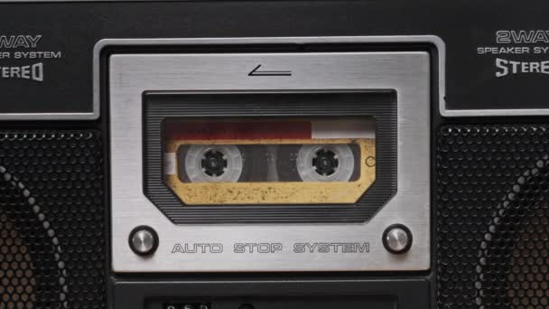 Винтажная желтая аудиокассета вращается в палубе старого магнитофона — стоковое видео