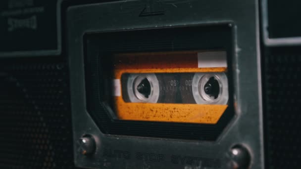 Vintage Yellow Audio Cassette Tape obraca się na pokładzie starego magnetofonu — Wideo stockowe