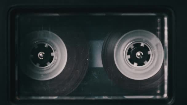 Vintage Transparent Audio Cassette Odtwarzanie na pokładzie starego magnetofonu — Wideo stockowe