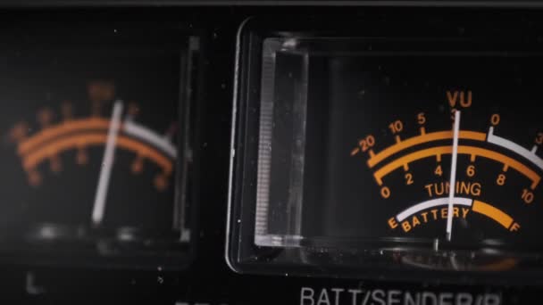 Medidores analógicos VU en grabadora de cinta estéreo de color negro, indicadores de flecha — Vídeos de Stock