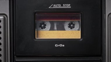 Vintage Yellow Audio Kaset Teybi Eski Bir Teybin Güvertesinde Dönüyor