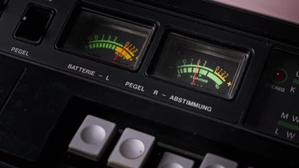 Analoge VU Meters op zwart gekleurde Stereo Tape Recorder, Pijl Indicatoren — Stockvideo