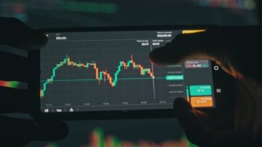 Akıllı Telefon Ekranında Yatırımcı Bitcoin Çizelgesini Denetliyor