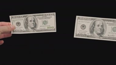 Alpha Channel ile Erkek Ellerinde 100 Dolarlık İki Banknota