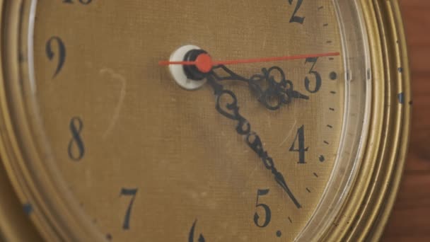 Vieille horloge murale rétro avec seconde main mobile sur fond en bois — Video