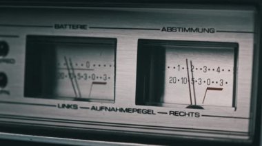 Gümüş Renkli Stereo Teyp Kaydı Analog VU Ölçümleri, Ok Göstergeleri