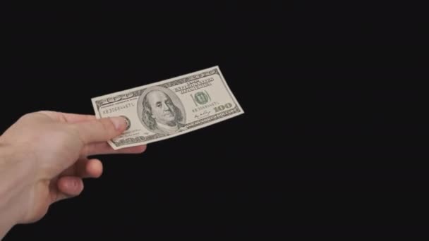 100 Amerikaanse Dollar in Male Hand met Alpha Channel — Stockvideo